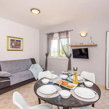 Apartman Cozy In With Outdoor Swimming Pool *