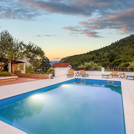 Cozy In With Outdoor Swimming Pool Apartment